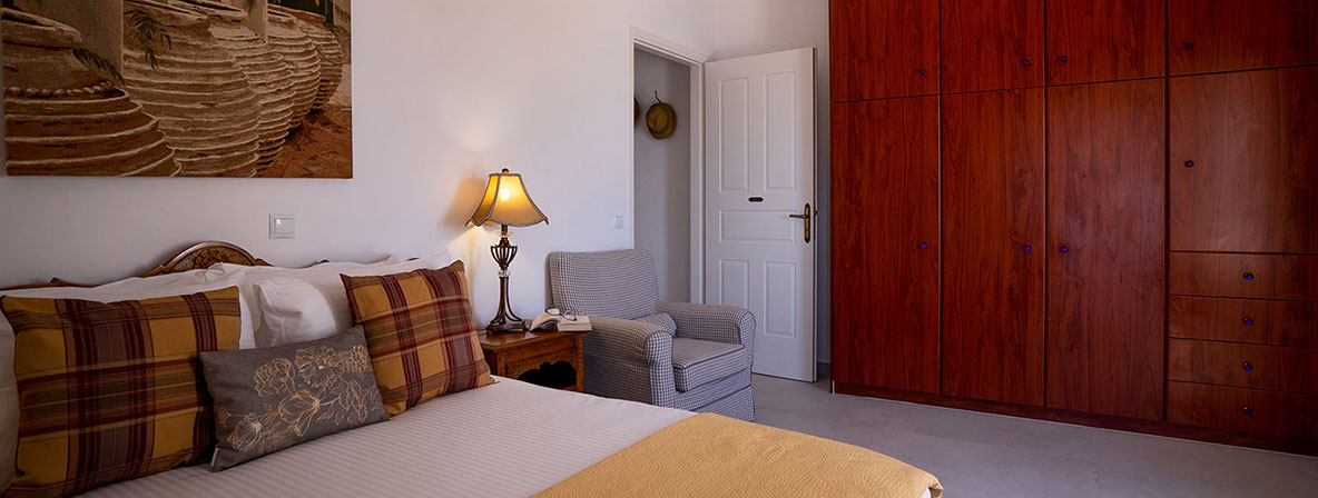 Master bedroom with double bed of Pelagos Residence in Sifnos