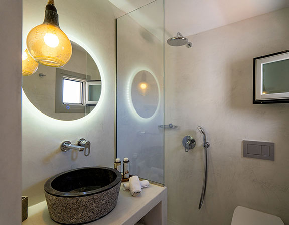 Μοντέρνο μπάνιο στο Pelagos Residence