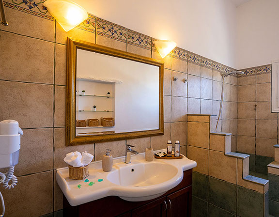 Το δεύτερο μπάνιο του Pelagos Residence στη Σίφνο