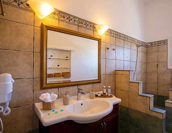 The second bathroom of Pelagos Residence in Sifnos