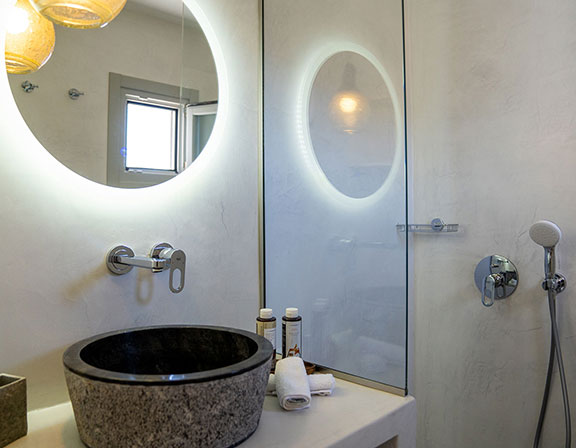 Μοντέρνο μπάνιο στο Pelagos Residence στη Σίφνο