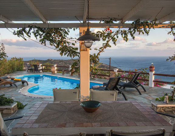 Véranda avec vue sur la piscine et la mer