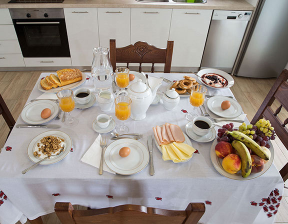 Petit déjeuner fait maison à la Villa Pelagos à Sifnos