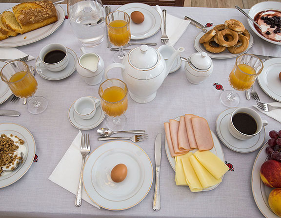 Petit déjeuner fait maison à la Villa Pelagos à Sifnos